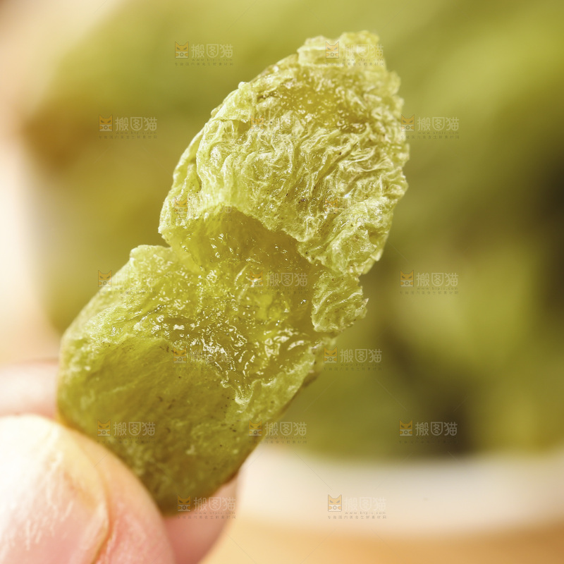 手里拿着绿葡萄干