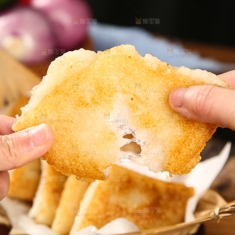 手里拿着糍粑