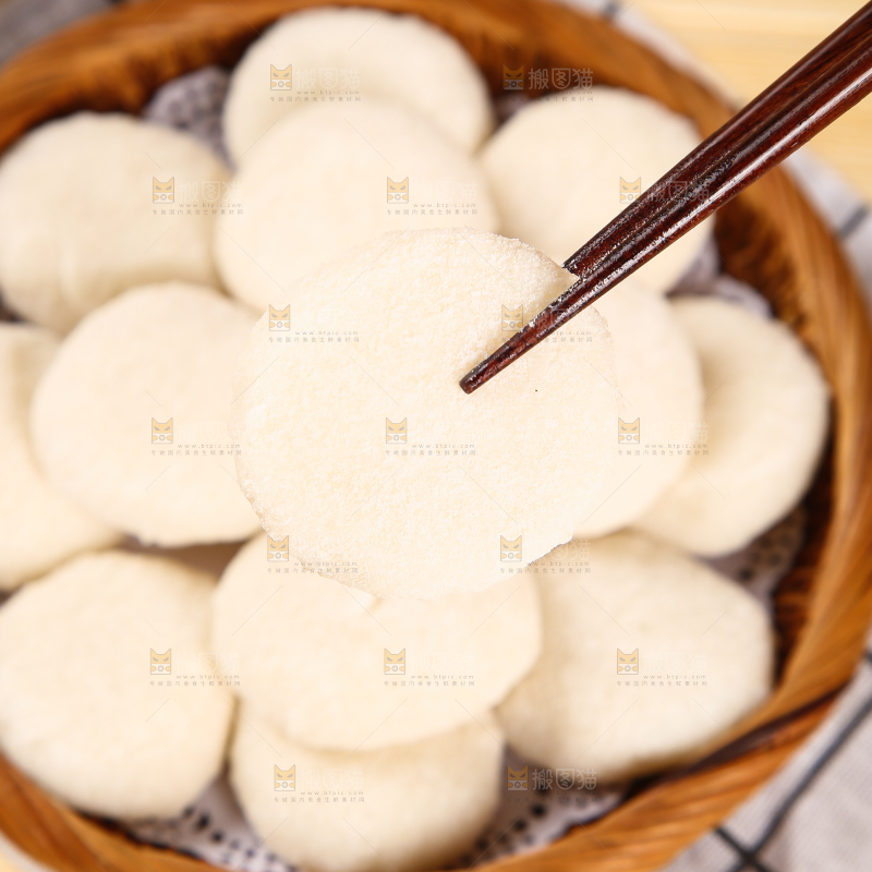筷子上夹着糍粑