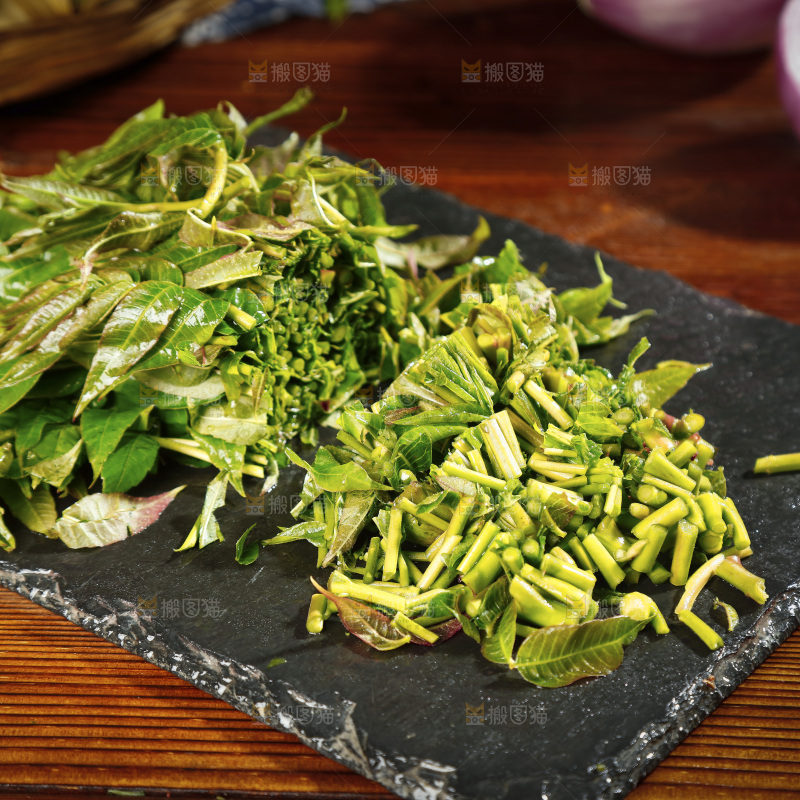 黑石底上摆放着香椿芽