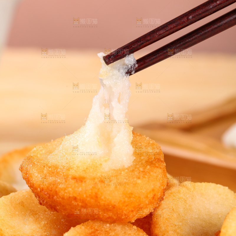 筷子上夹着糍粑