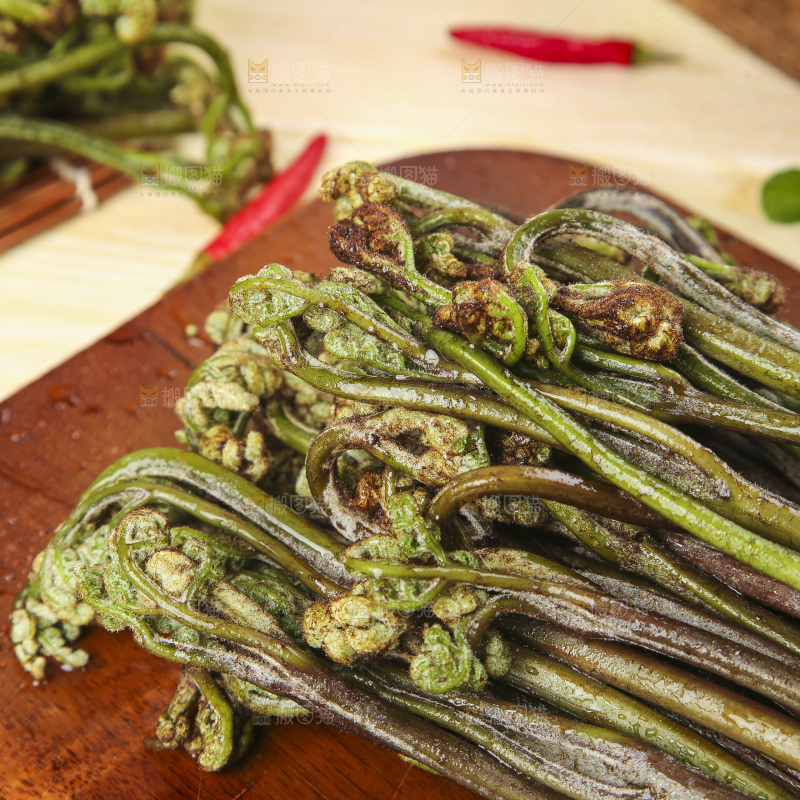 木底上放着贵州蕨菜