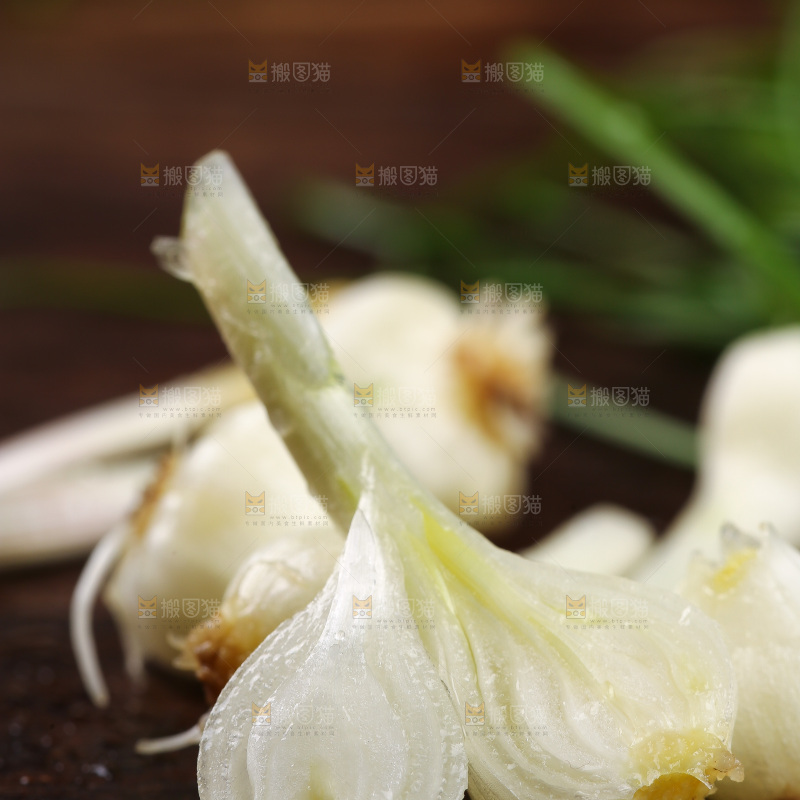 木底上摆放着山蒜