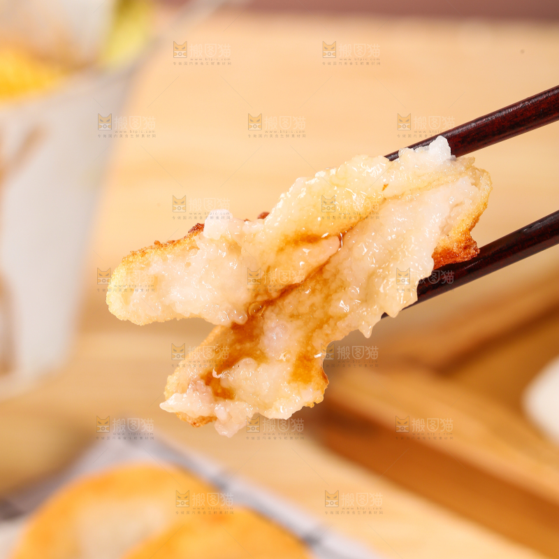 筷子上夹着糍粑