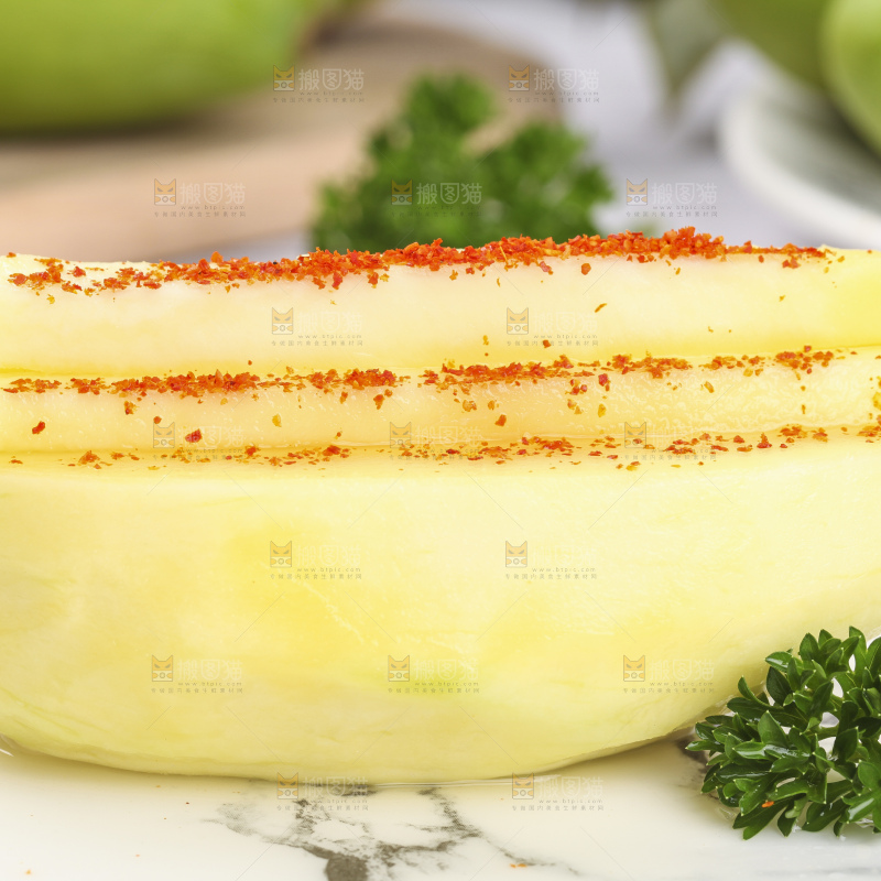 盘子里放着酸芒果