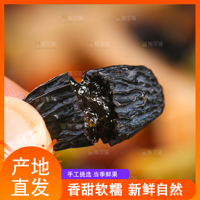 手里拿着黑加仑葡萄干