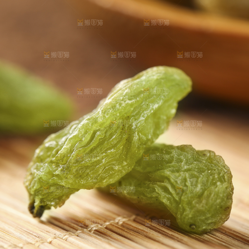 竹底上的绿香妃葡萄干