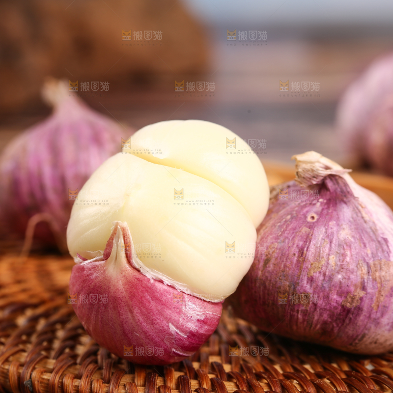 藤垫上放着大蒜