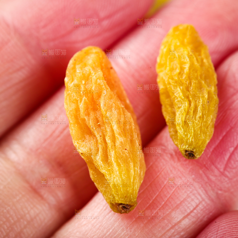 手里拿着葡萄干