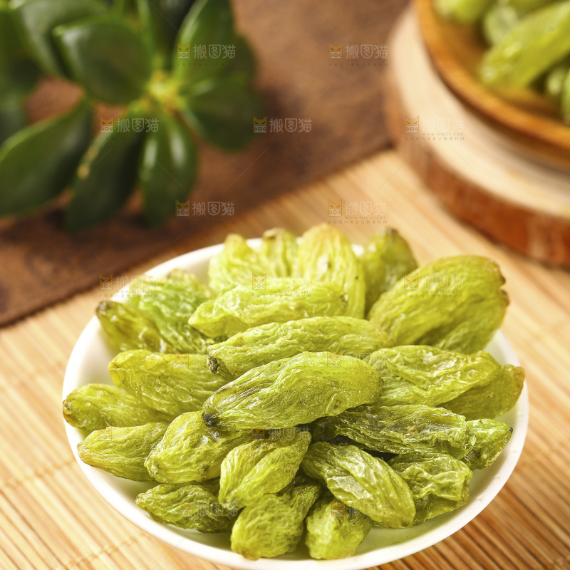 竹底上放着一盘绿宝石葡萄干