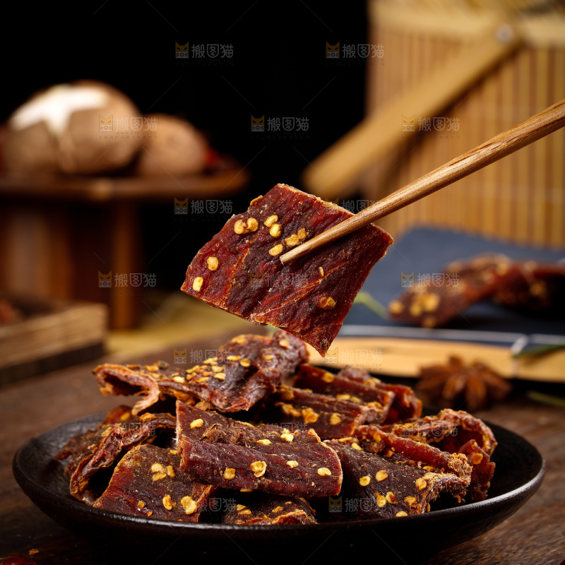 筷子上夹着牛肉干