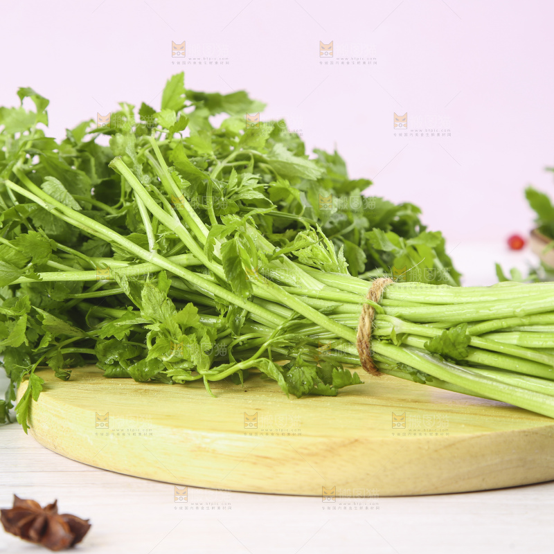 木板上放着水芹