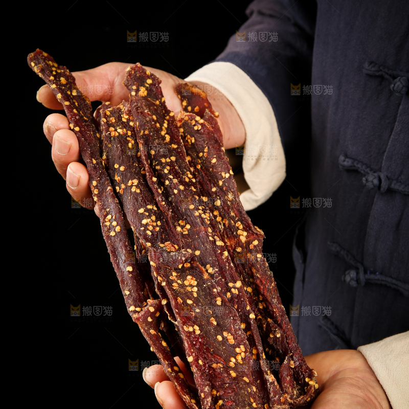 手里捧着牛肉干
