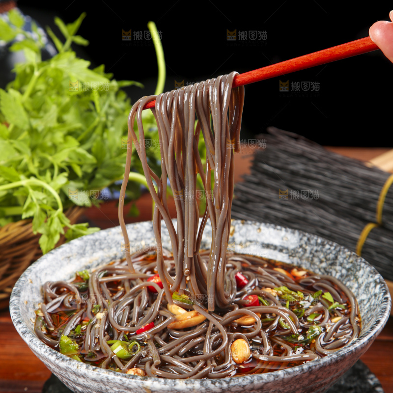 筷子上夹着蕨根粉