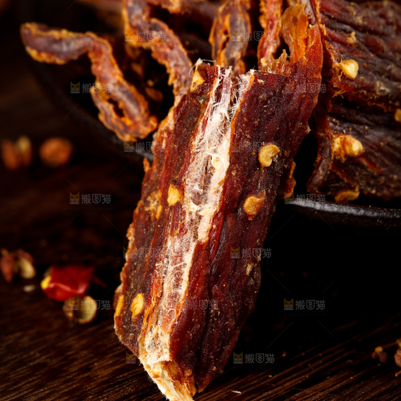 木底上摆放着牛肉干