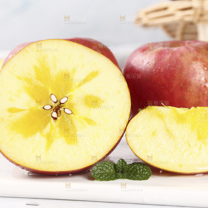 白石板上的新疆阿克苏冰糖心苹果