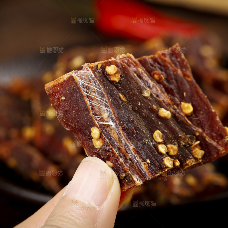 手里拿着手撕牛肉干