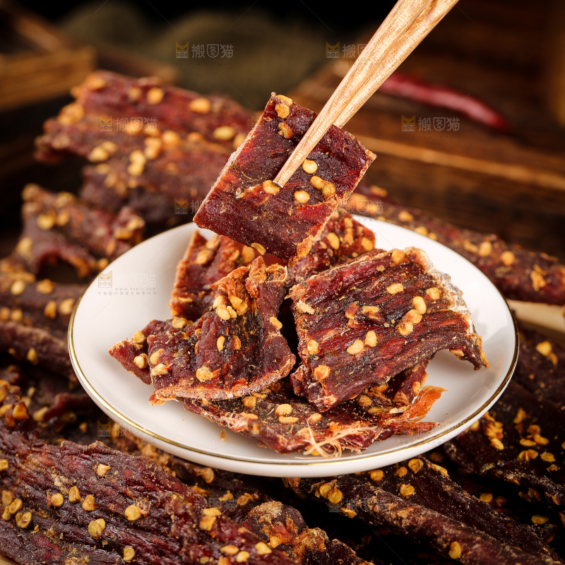 筷子上夹着牛肉干