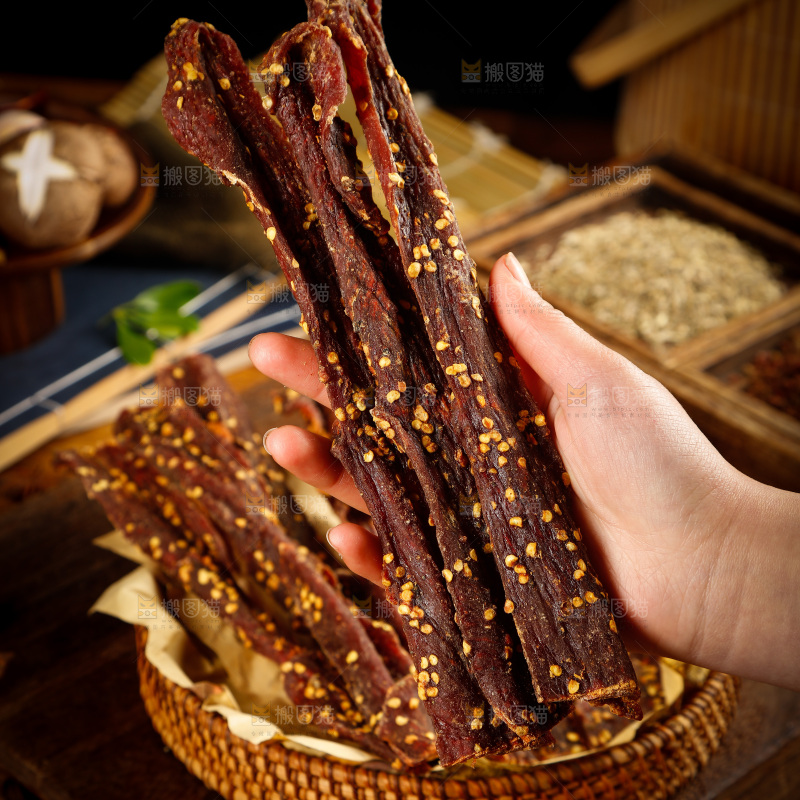 手里拿着牛肉干