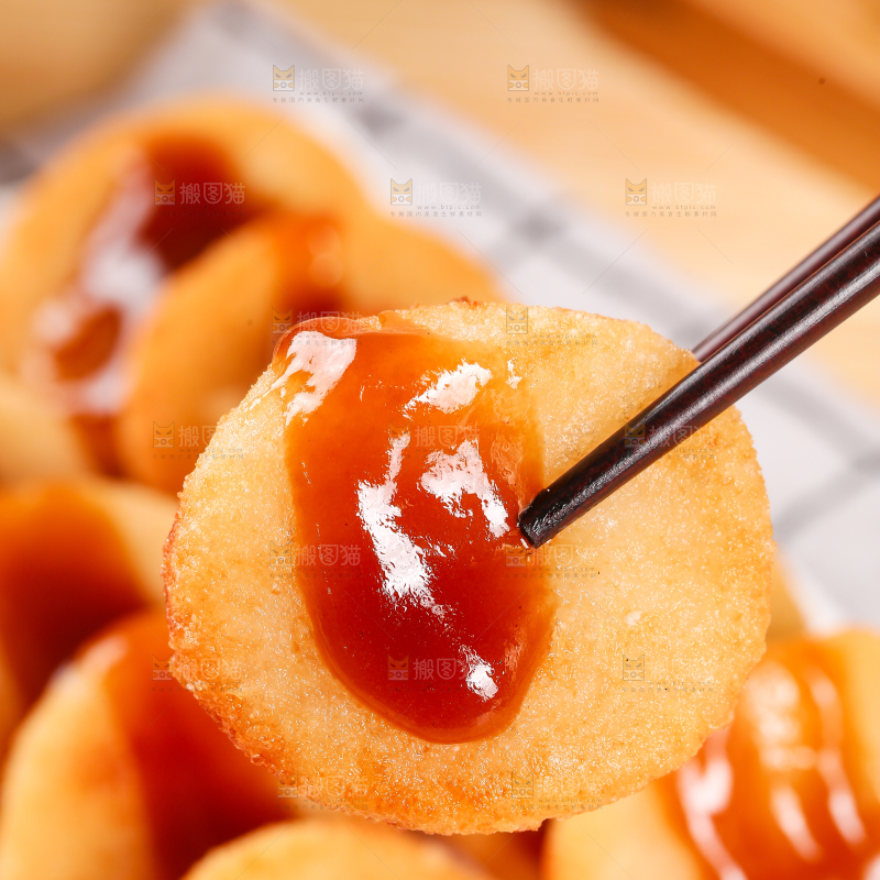 筷子上夹着红糖糍粑