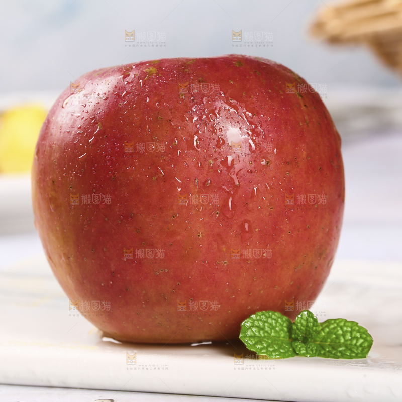 白石板上的新疆阿克苏冰糖心苹果