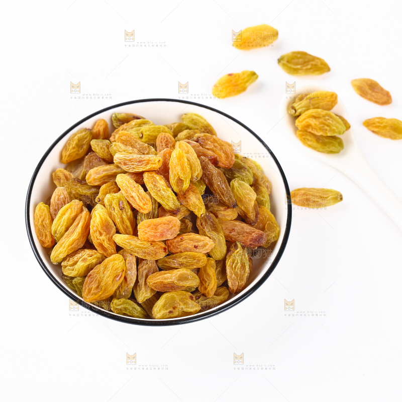 一盘树上黄葡萄干摆放在白底上