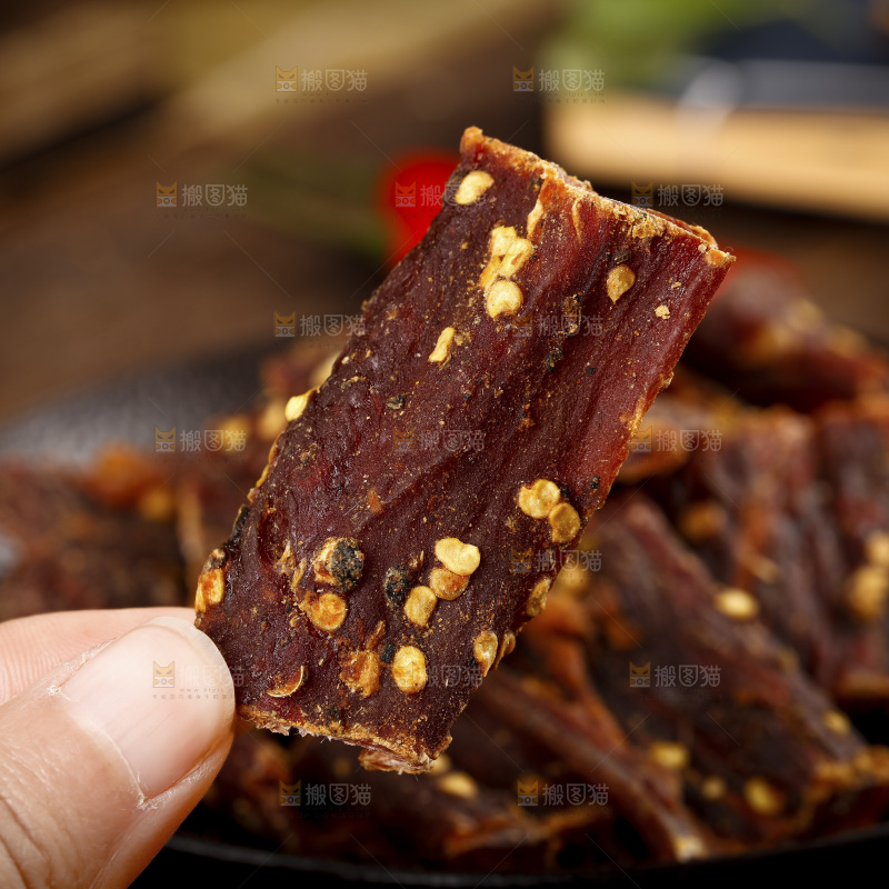 手里拿着手撕牛肉干