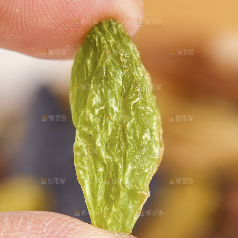 手里拿着绿葡萄干