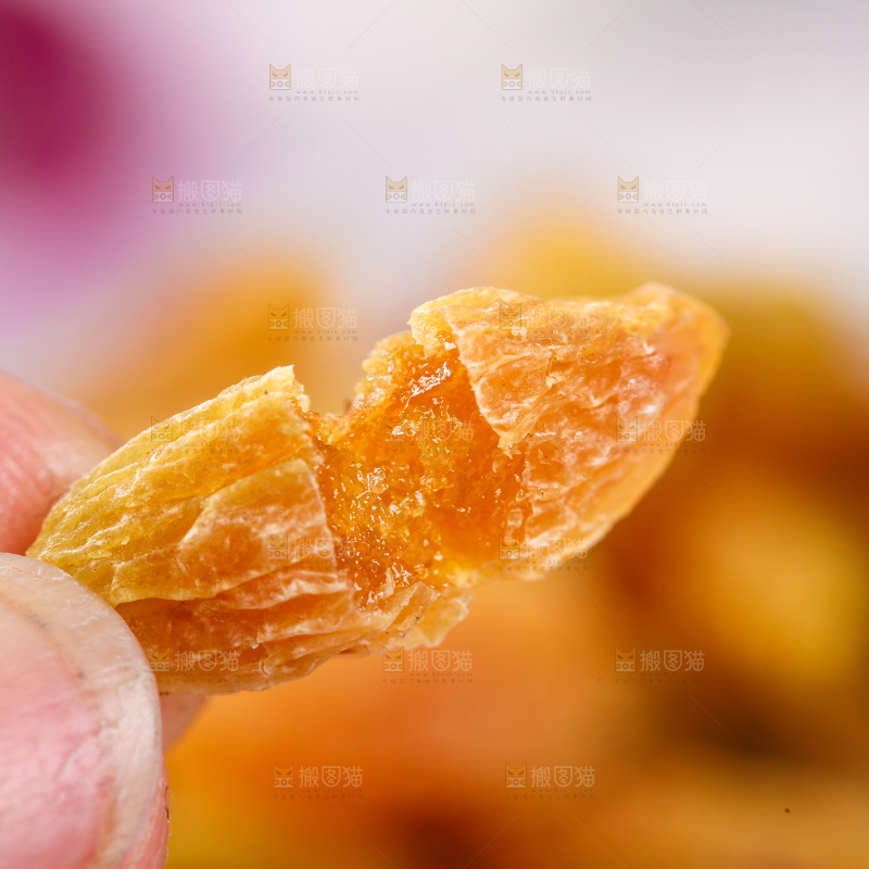手里拿着葡萄干
