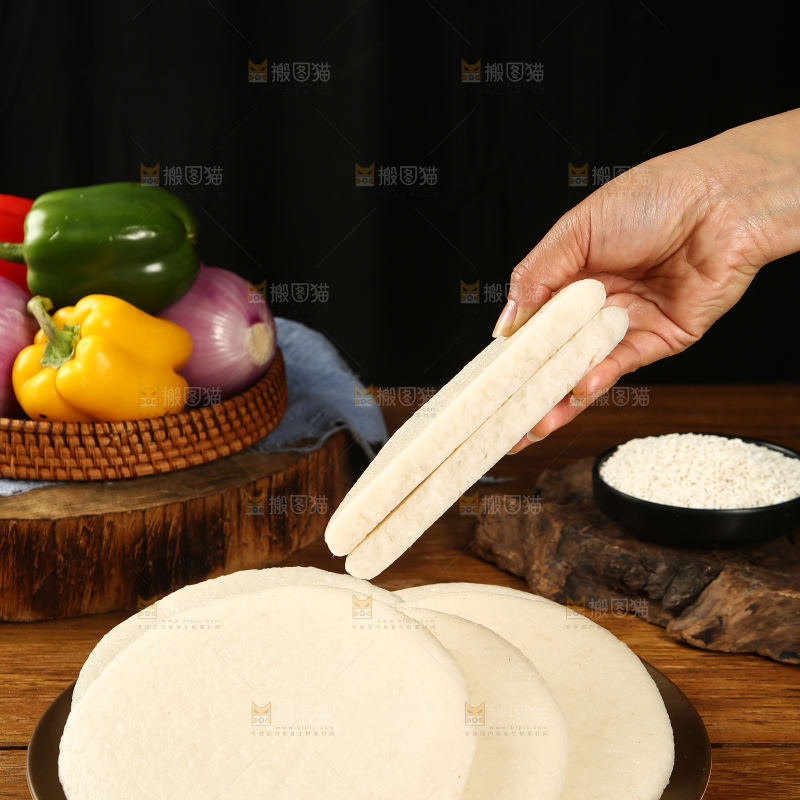 手里拿着糍粑