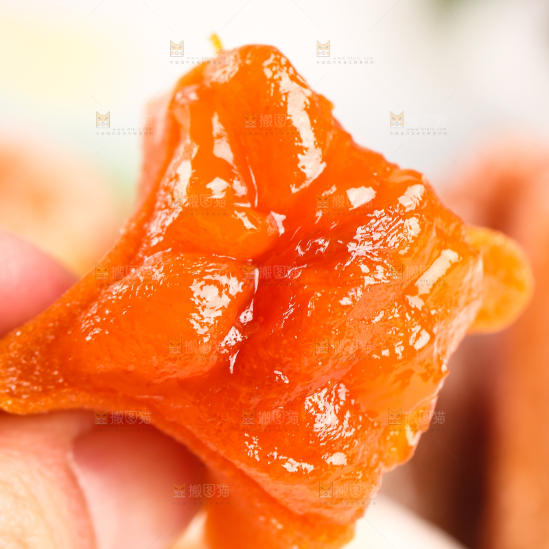 手里拿着糖心柿饼