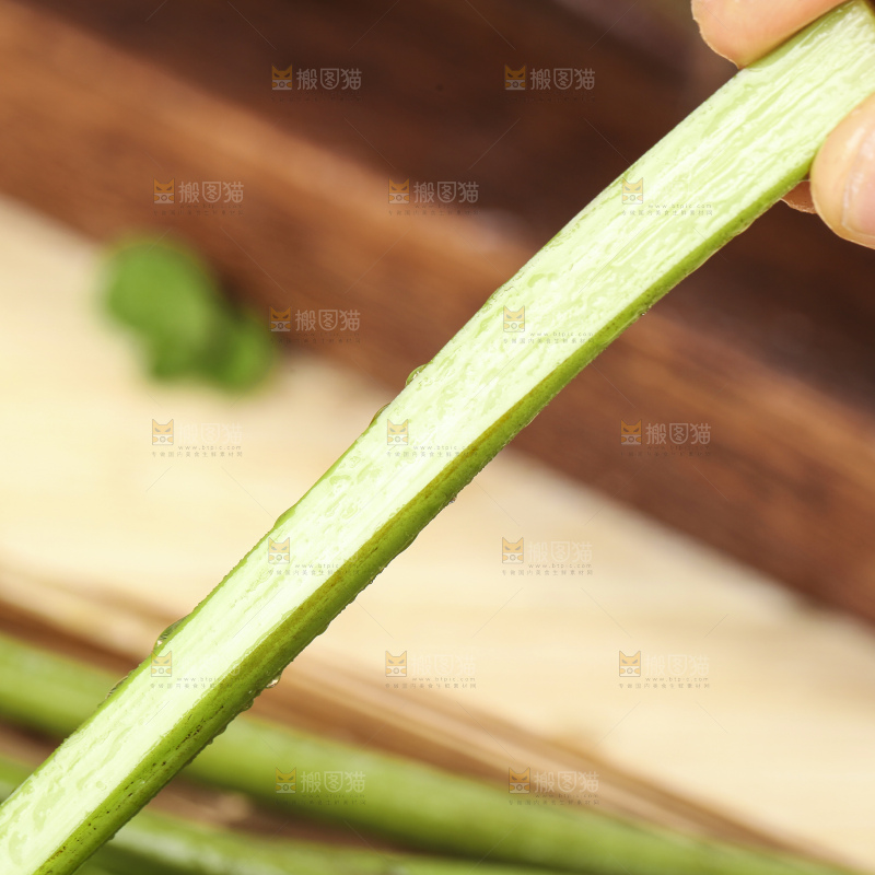 手里拿着蕨菜
