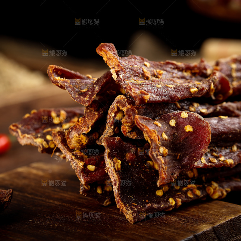 木底上放着麻辣牛肉干
