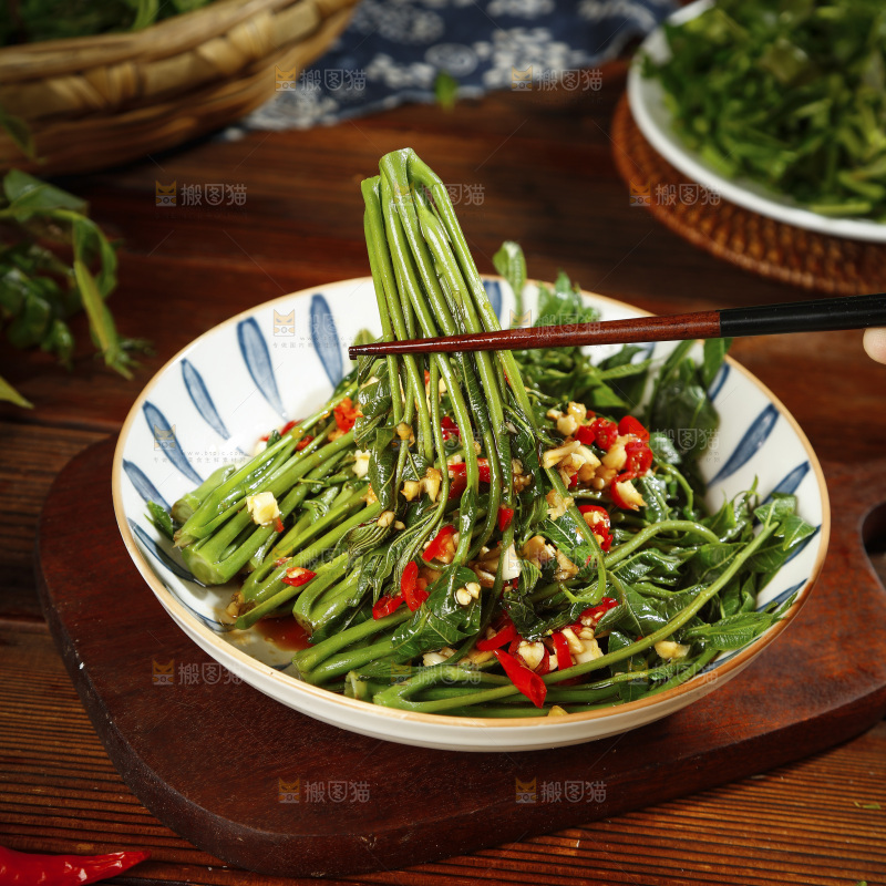 筷子上夹着香椿芽