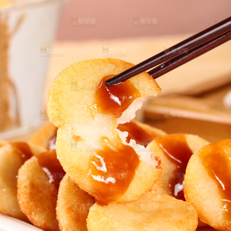 筷子上夹着红糖糍粑