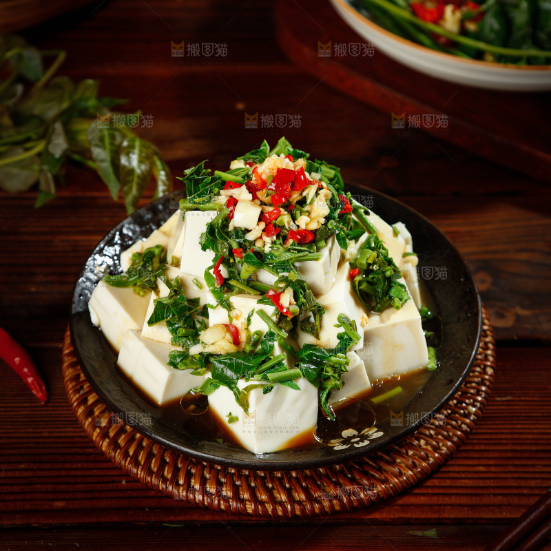 藤垫上放着一盘香椿拌豆腐