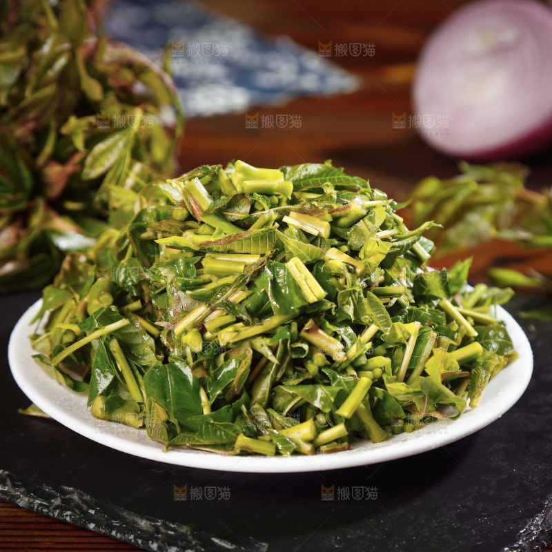黑石板上摆放着一盘香椿