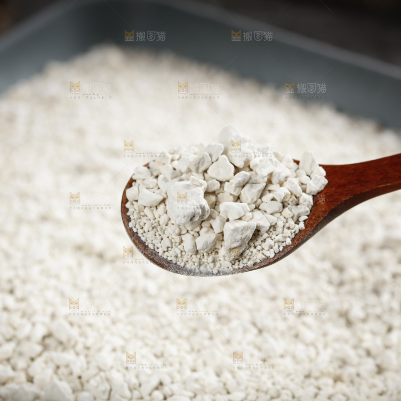勺子上舀着淀粉