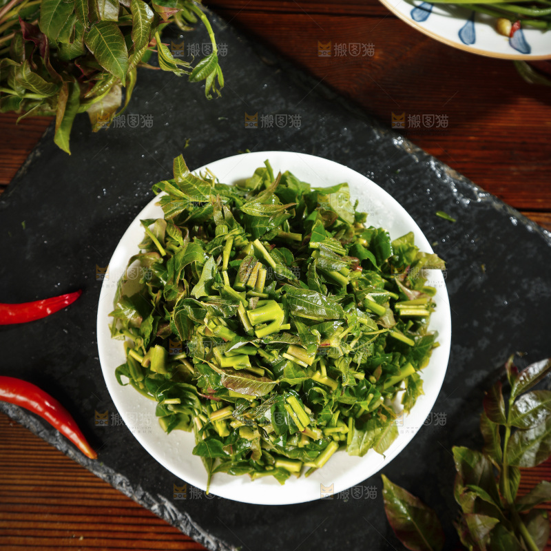 黑石板上摆放着一盘香椿
