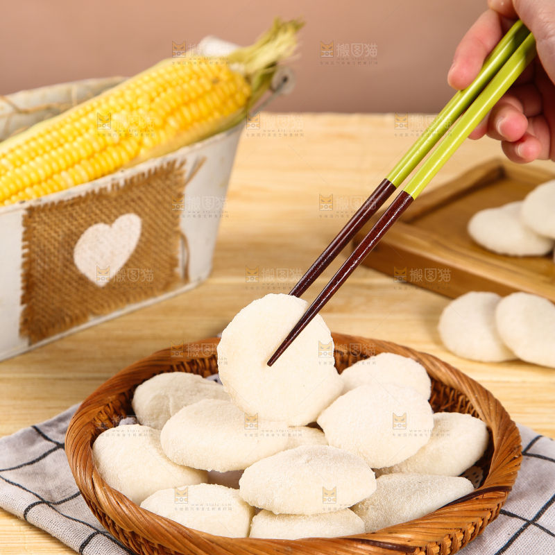 筷子上夹着糍粑