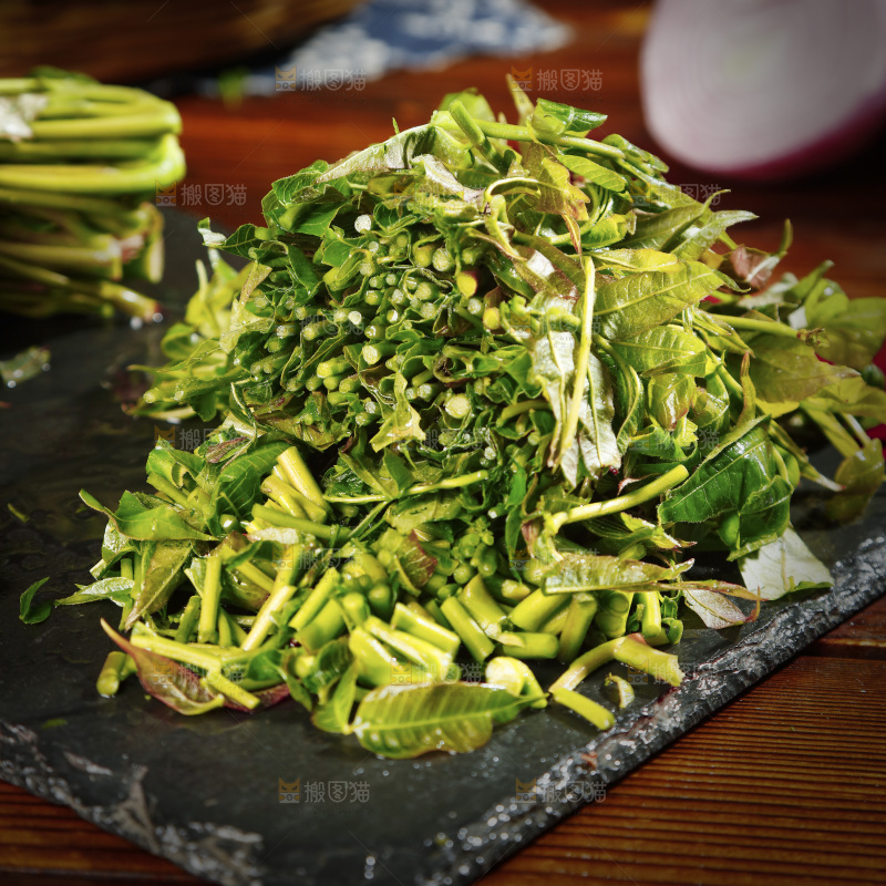 黑石底上摆放着香椿芽