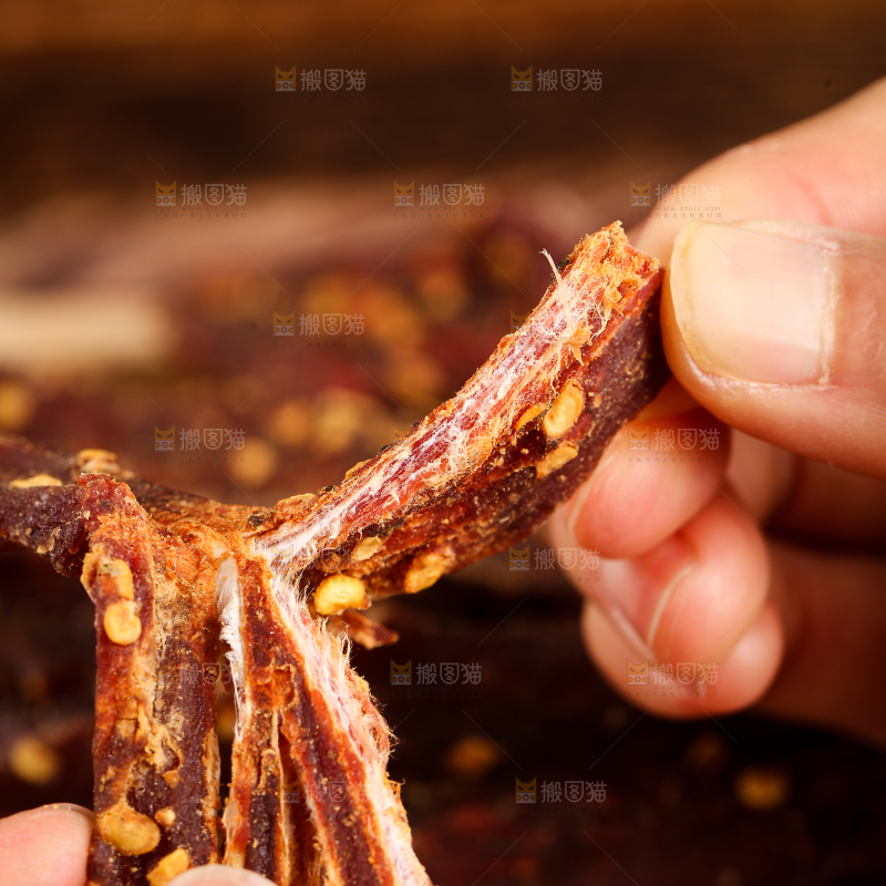 手撕着牛肉干