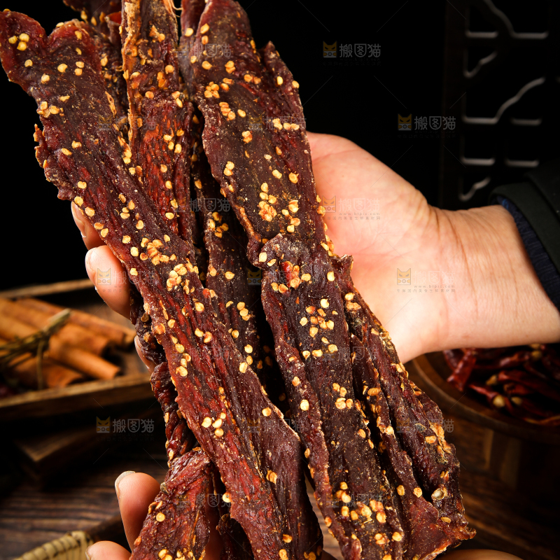 手里捧着牛肉干