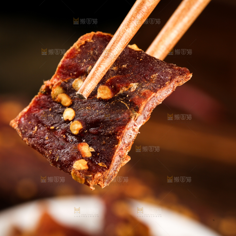 筷子上夹着牛肉干