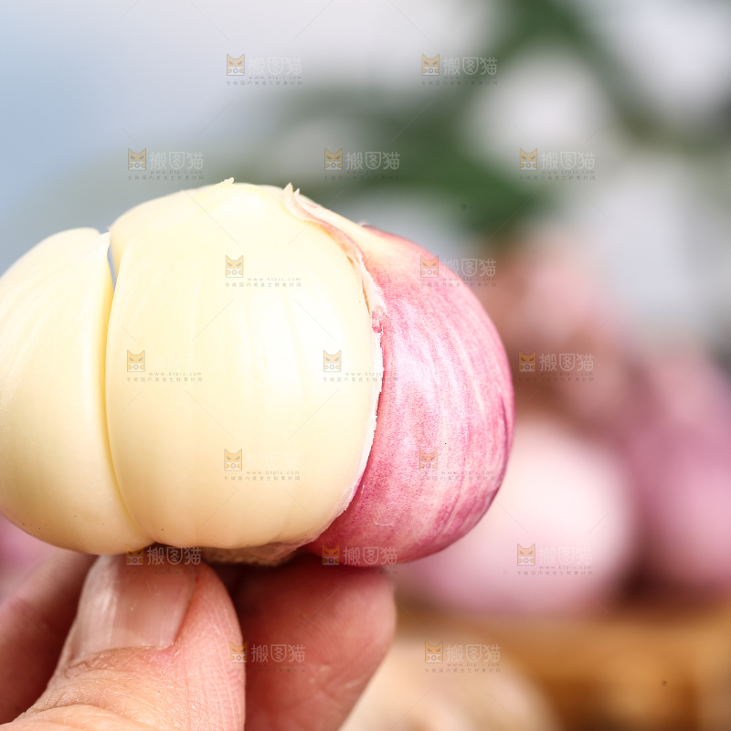 手里拿着三丫蒜