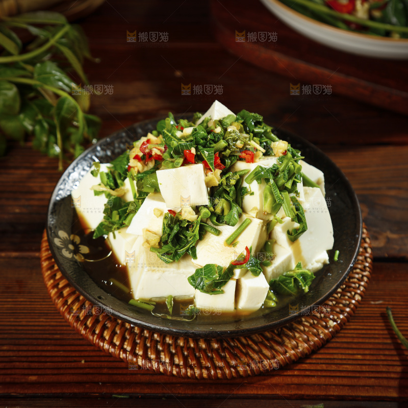 藤垫上放着一盘香椿拌豆腐