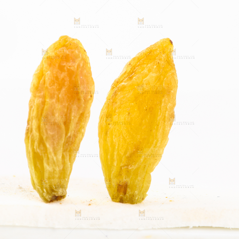 白底上放着黄葡萄干