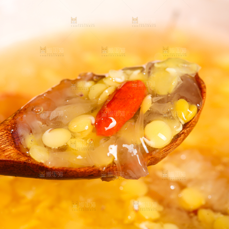 勺子上舀着银耳红扁豆汤