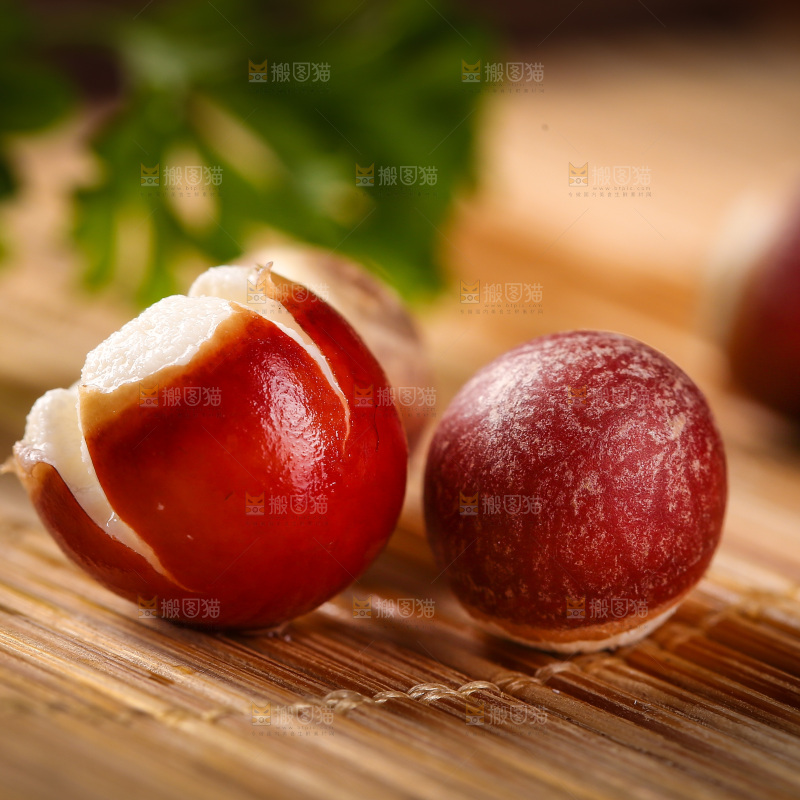 竹底上半开的芡实