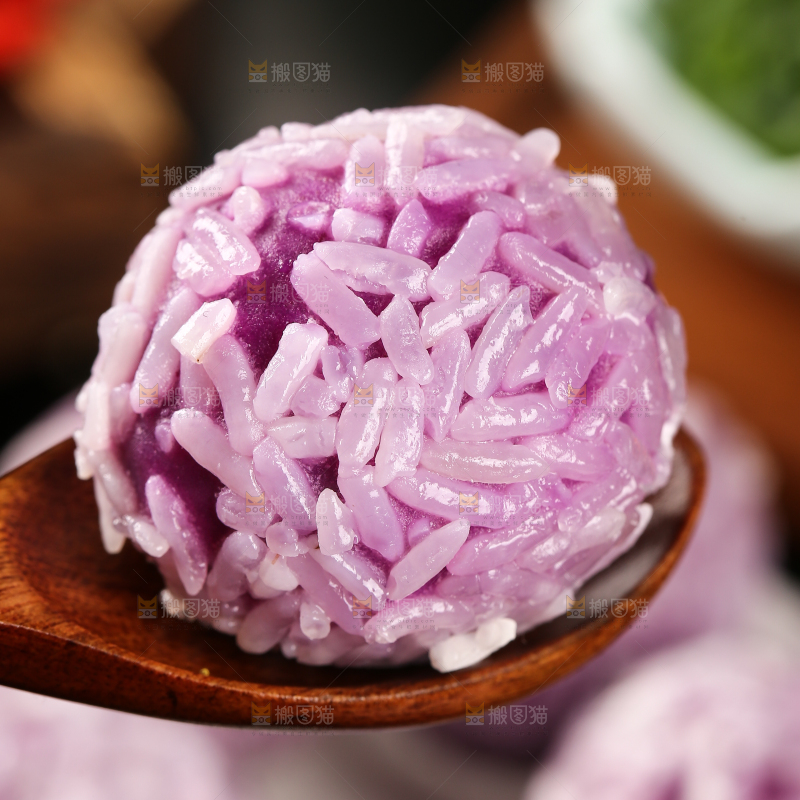 勺子上舀着紫薯球